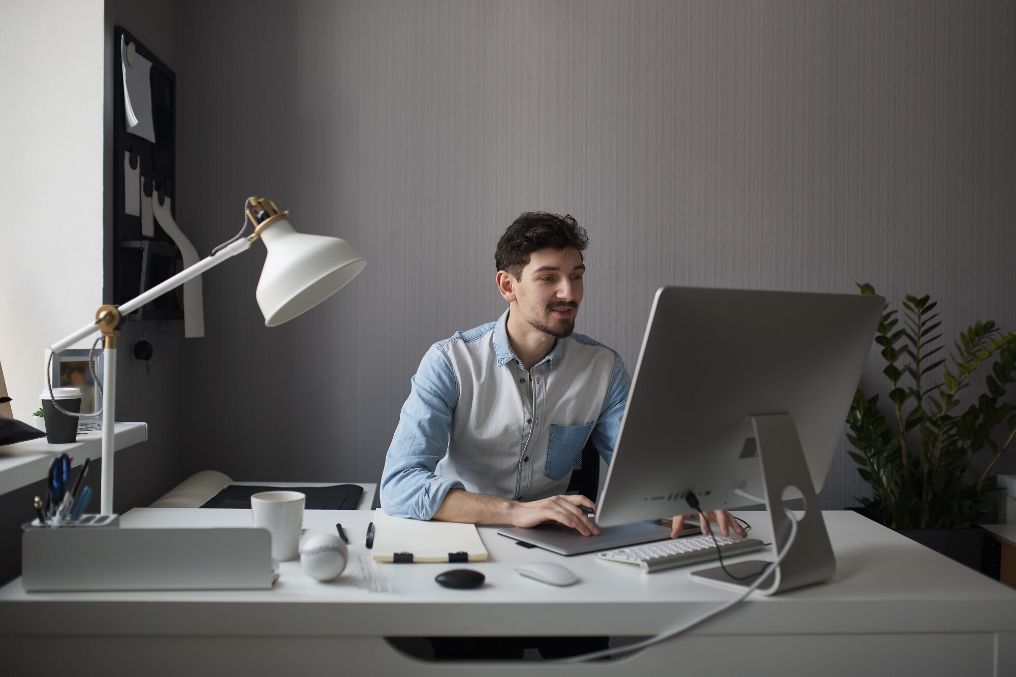 Persona trabajando en escritorio